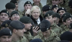 BBC: Boris Džonson služio vojnicima božićni ručak