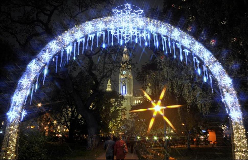 BEČ ZAMIRISAO NA CIMET, VANILU I KUVANO VINO: Na najlepšim gradskim trgovima postavljeno 20 božićnih vašara i prvi je već otvoren!