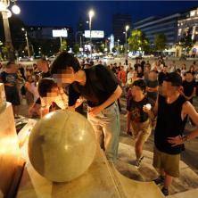 BELE RUŽE ZA VEČNO ZBOGOM! Potresne scene u centru Beograda, građani izašli u velikom broju da odaju počast ubijenoj influenserki