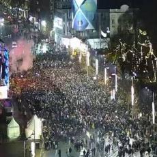 BEOGRAD SLAVI: Više hiljada ljudi u centru Beograda dočekalo Novu godinu uz vatromet i Harisa Džinovića
