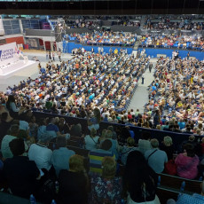 BEOGRAĐANI GROMOGLASNO POZDRAVILI VUČIĆA: Veliki broj pristalica SNS dočekao predsednika (FOTO/VIDEO)