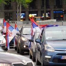 BEOGRAĐANI IZAŠLI NA ULICE POVODOM USVAJANJA SRAMNE REZOLUCIJE O SREBRENICI! Kolone vozila sa srpskim trobojkama pružaju podršku predsedniku Vučiću (FOTO/VIDEO)