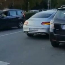 BEOGRAĐANI ŠOKIRANI! Bahati vozač parkirao nasred ulice - pretio drugim učesnicima u saobraćaju (VIDEO)