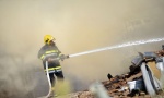 BESNI ŠUMSKI POŽAR: Plamen van kontrole na 200 metara od kuća u Koštunićima 