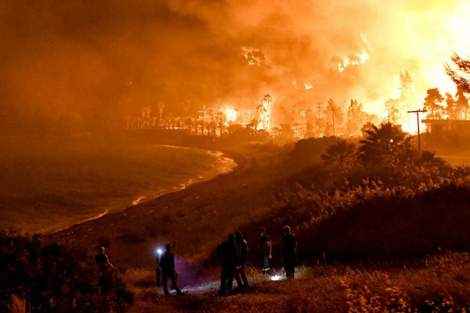 BESNI ŠUMSKI POŽAR U GRČKOJ: 180 vatrogasaca ga gasi, evakuisana čitava sela VIDEO, FOTO