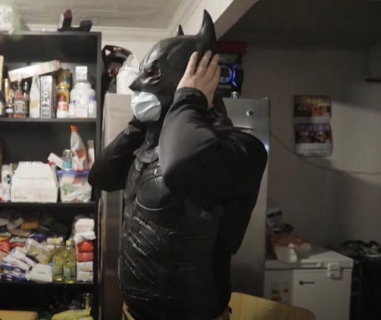 BETMEN JE STVARAN: Svakog dana deli hranu beskućnicima, a nosi i masku zbog korone (VIDEO)