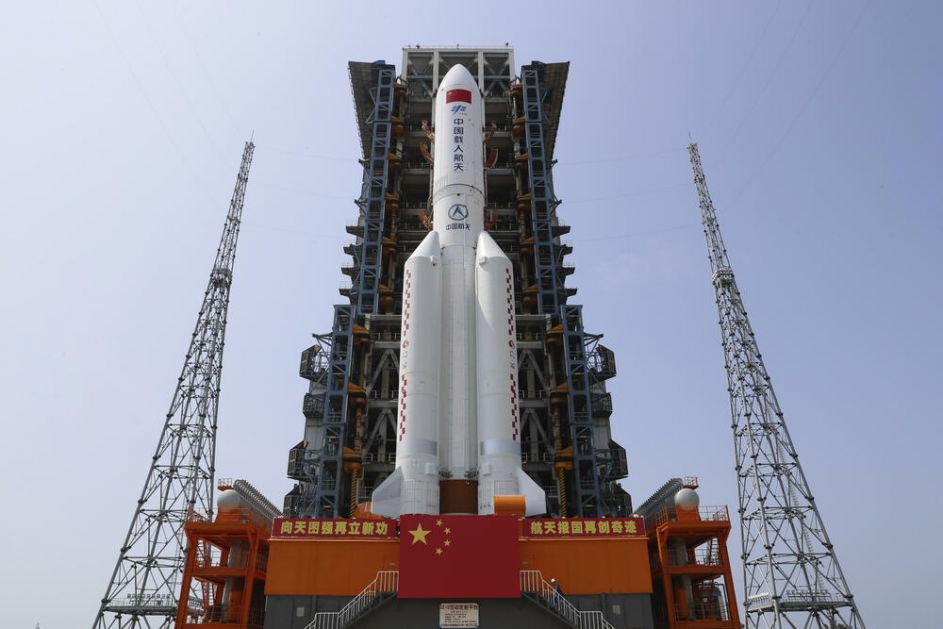 BEZ KONTROLE Kineska raketa teška 21 tonu pada na Zemlju!