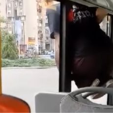 BEŽANJE OD KONTROLE PODIGNUTO NA VIŠI NIVO: Urnebesan snimak iz Novog Sada, pogledajte kako se žena evakuiše (VIDEO)