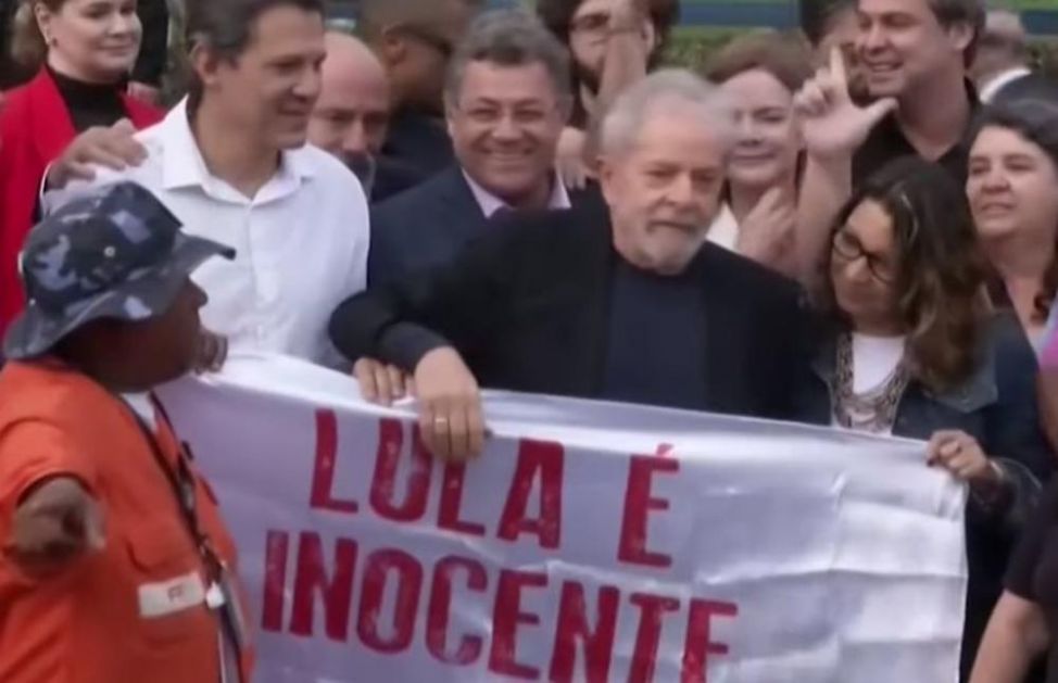 BIVŠI BRAZILSKI PREDSEDNIK PUŠTEN IZ ZATVORA: Da Silva prvo poljubio svoju devojku, više stotina pristalica se okupilo da ga pozdravi! (VIDEO)