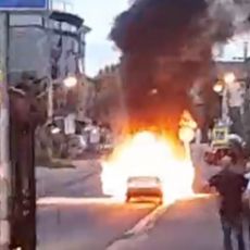 BIZARAN POŽAR U BEOGRADU! Zapaljen auto krenuo nizbrdo i zapalio drugi dok su LJUDI BILI U KOLIMA! (VIDEO)