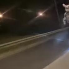 BIZARNA SCENA NA PUTU: Beograđani nisu mogli da poveruju šta je uradio vozač električnog trotineta (VIDEO)
