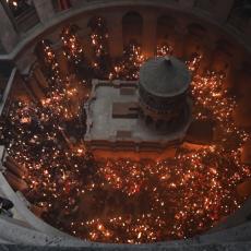 BLAGODATNI OGANJ STIGAO U MOSKVU: Svetinja ide u Hram Hrista Spasitelja (VIDEO)