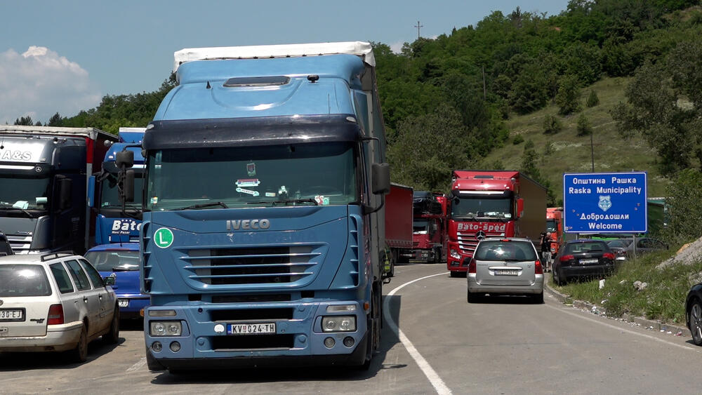 BLOKADA NA JARINJU JOŠ TRAJE: Ne prolaze kamioni, ali ni autobusi albanskih prevoznika s RKS tablicama
