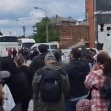 BLOKADERI JUČE DIVLJALI U VELIKOJ PLANI: Njih 26 pokušalo da spreči odlazak 500 ljudi na miting u Nišu