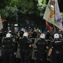 BLOKADERI RAZBILI PROSTORIJE SNS U NOVOM SADU