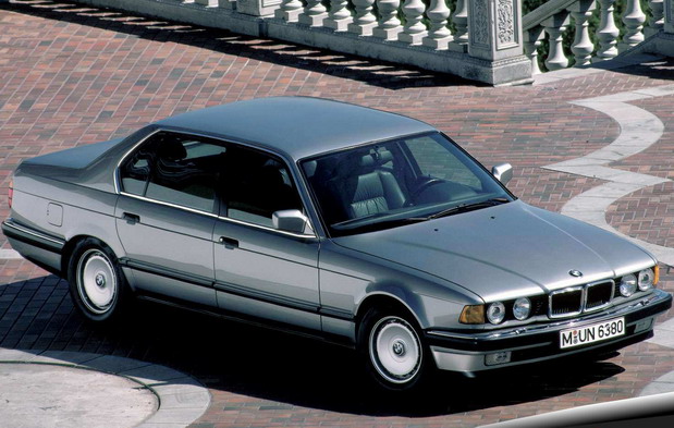 BMW 750i (E32) – Bavarski V12 koji je uplašio Mercedes