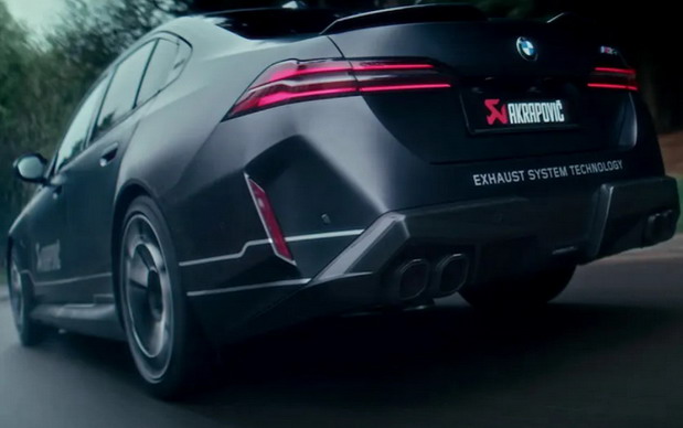 BMW M5 sa Akrapovič izduvnim sistemom