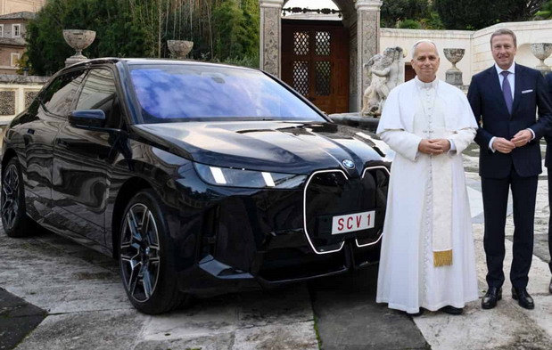 BMW poklonio novom papi električni SUV