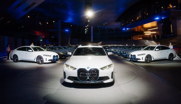 BMW startovao sa isporukom električnog i4 modela tri meseca ranije