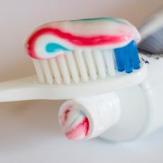 BOJE ZDRAVLJA: Pogledajte ŠTA stvarno znače šarene trake na vašoj pasti za zube!