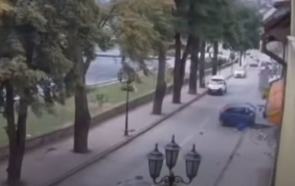 BOSANAC BEŽAO OD POLICIJE PA IZAZVAO NESREĆU: Jurio autom kroz Visoko, izgubio kontrolu, pa udario u 3 izloga (VIDEO)
