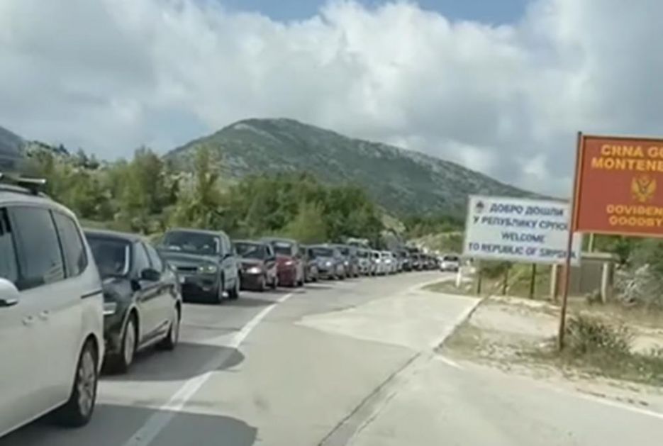 BOSANCI POHRLILI NA MORE: Velike gužve na granici sa Crnom Gorom (VIDEO)