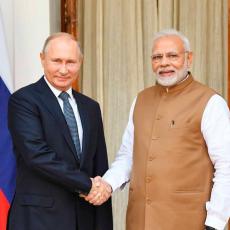 BRATSKI POZDRAV: Indijski premijer ODUŠEVIO Putina, potrčao mu u ZAGRLJAJ (VIDEO)