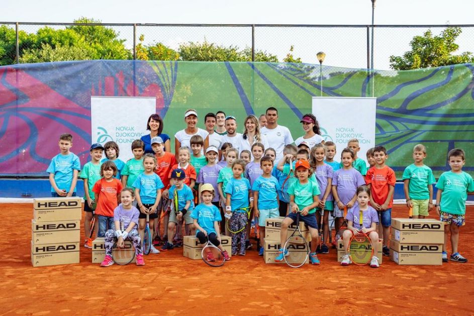 BRAVO! Đoković ujedinjuje buduće šampione: Fondacija poklanja teniske loptice i drži časove tenisa najmlađima