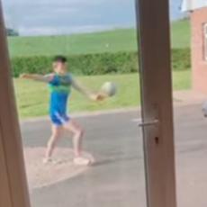 BRAVO MOMAK! Šutnuo je loptu preko krova kuće - i uhvatio je sa druge strane! (VIDEO)