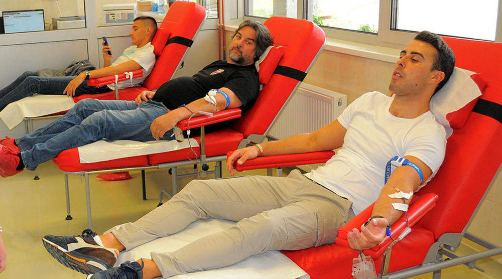 BRAVO! Vaterpolisti Radničkog iz Kragujevca davali krv u humanitarnoj akciji!