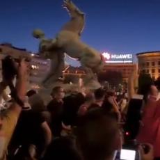 BRUTALAN SNIMAK HULIGANSKOG NAPADA: Vandali ponovo pokušali upad u Skupštinu, haos na protestima (VIDEO)