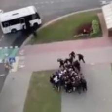 BRUTALNA AKCIJA BELORUSKE POLICIJE U MINSKU: Izašli iz autobusa i počeli da tuku sve redom (VIDEO)