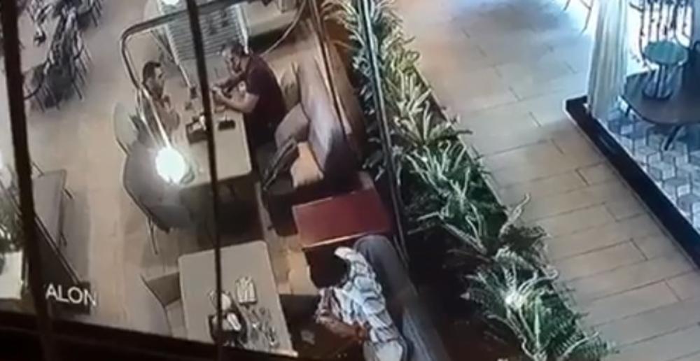 BRUTALNA LIKVIDACIJA TURSKOG DIPLOMATE: Mladić sedeo za stolom i tipkao po telefonu, a onda je izvukao pištolj! Pojavila su se još 2 napadača i nastao je pokolj (UZNEMIRUJUĆE)