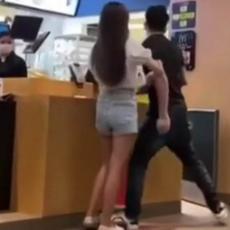 BRUTALNA TUČA U MEKU: Mladića je iznervirao prodavac bez maske, uleteo je iza pulta, a onda je nastao HAOS  (VIDEO)