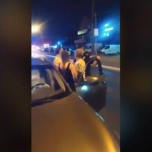 BRUTALNI TEROR FASIŠTA KOD PANČEVAČKOG MOSTA: Blokaderi izbacili roditelje sa bebom iz automobila (VIDEO)