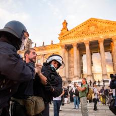 BRUTALNO RAZRAČUNAVANJE POLICIJE SA DEMONSTRANTIMA: Hapšenja i tuče po celom Berlinu (FOTO)