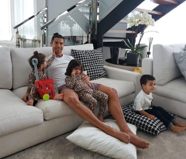 BUDIMO ZAHVALNI NA VAŽNIM STVARIMA... Ronaldo objavio OVU fotku iz svog doma uz EMOTIVNU poruku o koroni celom svetu!