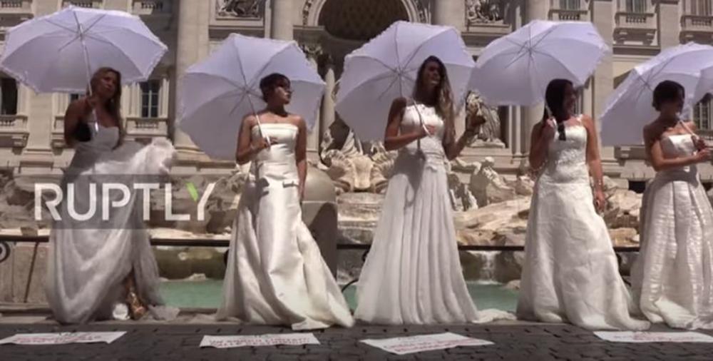 BUDUĆE NEVESTE ORGANIZOVALE PROTEST U RIMU: Zahtevaju da se dozvole svadbe, a evo šta ih najviše brine (VIDEO)