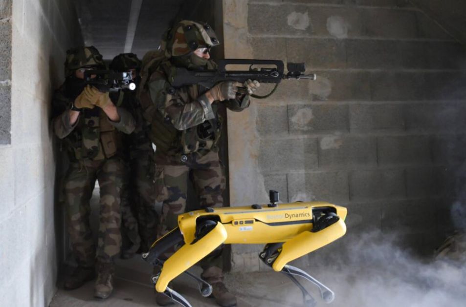 BUDUĆNOST RATOVANA: Francuski vojnici treniraju sa robo-psima, a planira se i upotreba droida-ubica u stilu Terminatora VIDEO
