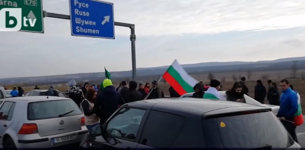 BUGARSKA NA NOGAMA ZBOG CENE GORIVA: Hiljade demonstranata blokiralo puteve i  granične prelaze! (VIDEO)