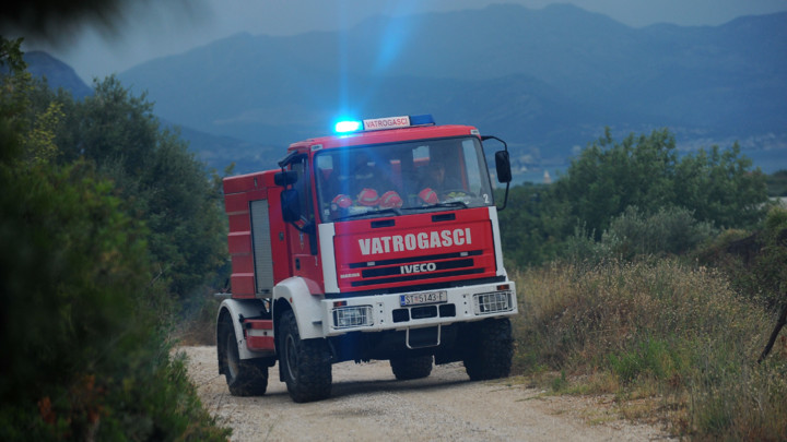 BUKTI NEZAPAMĆEN POŽAR: INTERVENIŠU vatrogasci i lekarske ekipe, PUT POTPUNO BLOKIRAN!