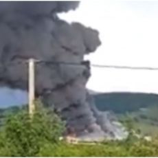 BUKTI POŽAR KOD BIHAĆA: Vatra guta fabriku - crni dim se nadvio nad gradom (VIDEO)