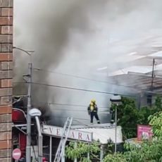 BUKTI POŽAR NA BANOVOM BRDU: Zapalio se lokal brze hrane, vatrogasci se bore sa plamenom (VIDEO)