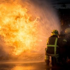 BUKTI POŽAR U CRNOJ GORI: Vatrena stihija preti kućama - vatrogasci na terenu