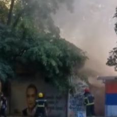 BUKTI POŽAR U ZEMUNU: Gori štamparija, vatrogasci pokušavaju da obuzdaju stihiju (VIDEO)