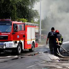 BUKTI VATRENA STIHIJA KOD KRALJEVA: Lokomotiva u plamenu - vatrogasci spasili mašinovođu!