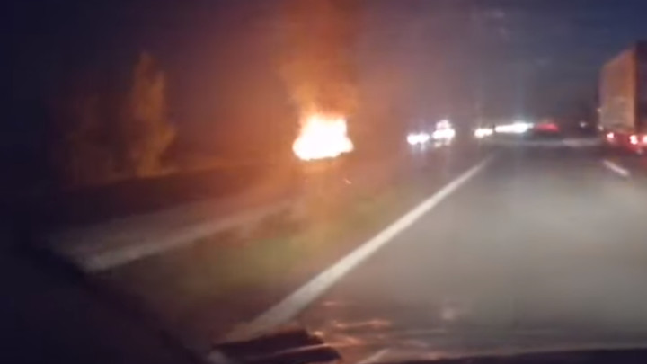 BUKTINJA NA AUTO-PUTU: Automobil u plamenu! (VIDEO)