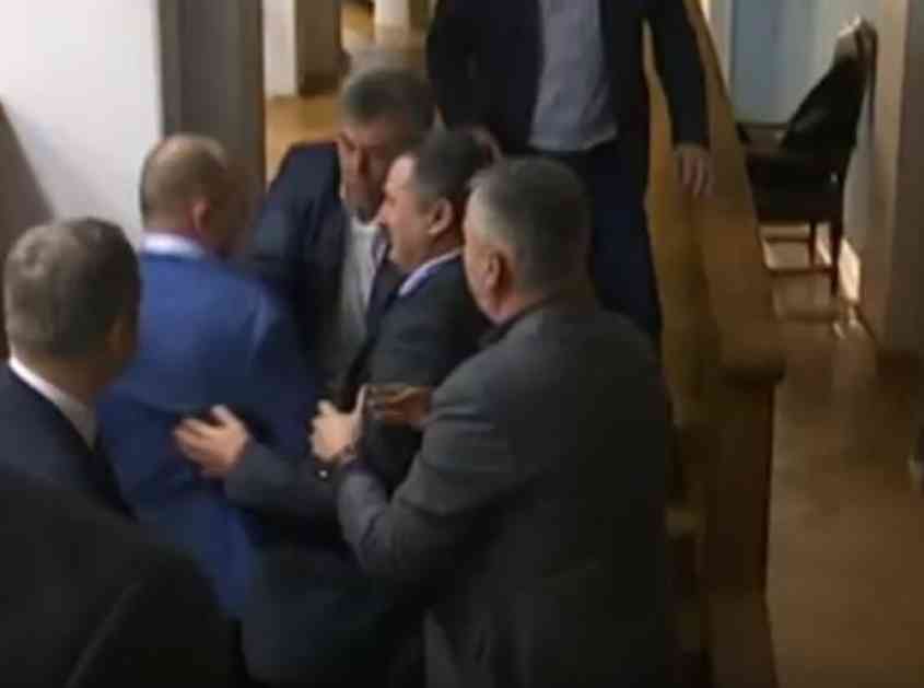 BURNO U CRNOGORSKOJ SKUPŠTINI: Knežević hteo da se bije sa Vukovićem, negodovali zbog prijema Severne Makedonije u NATO (VIDEO)