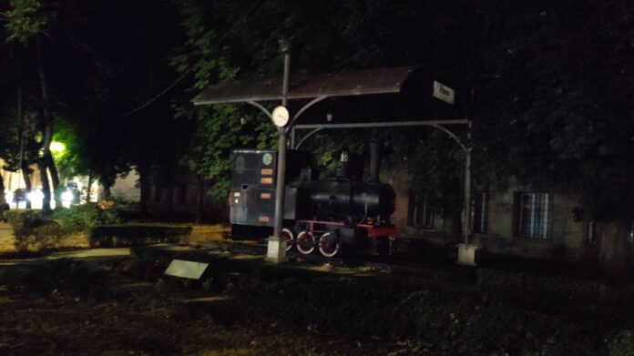 „Baba Milka“ u mraku: Ne radi rasveta kod spomen-lokomotive u Nišu