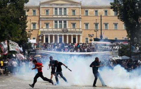 Bačena ručna granata na ruski konzulat u Ateni